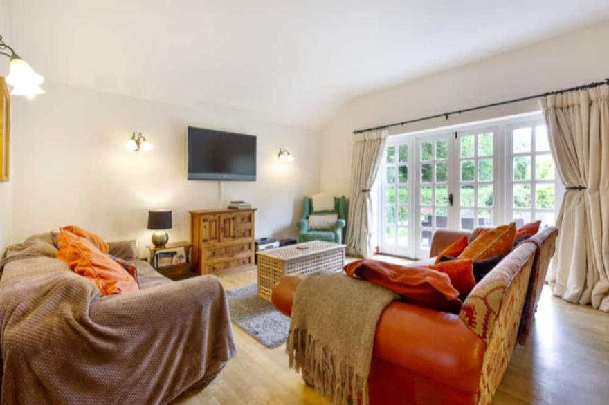 Country cottage nr Guildford/Woking (5 mins). Easy access to London (30 minutes)