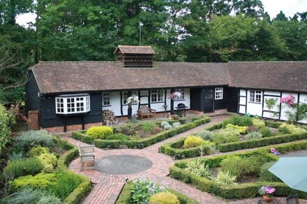 Country cottage nr Guildford/Woking (5 mins). Easy access to London (30 minutes)