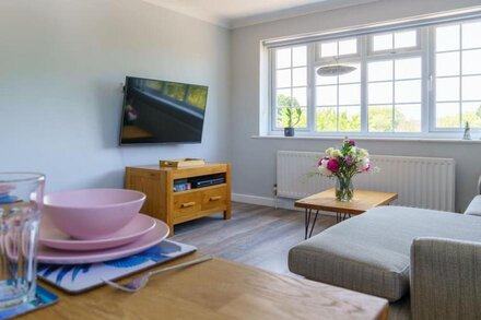 'Seabreeze' - modern bright maisonette close to the New Forest