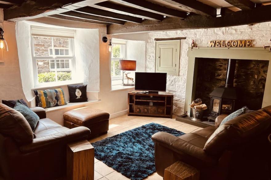 Charming 18th Century Cottage, centre of Askrigg. Original features, sleeps 4