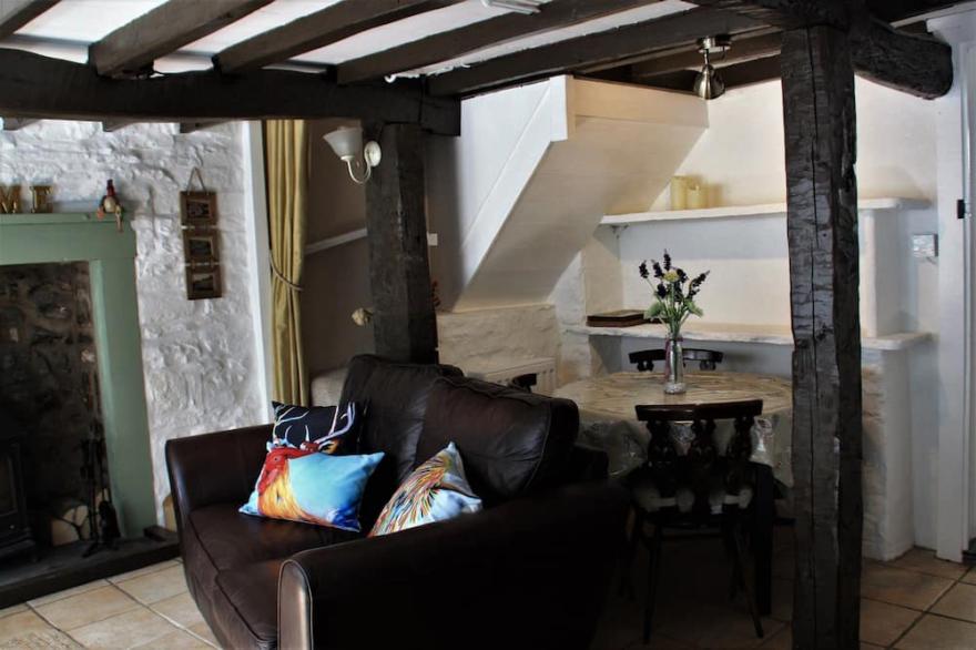 Charming 18th Century Cottage, centre of Askrigg. Original features, sleeps 4