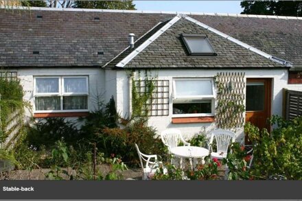 Stable cottage by the Sea and town of Ayr