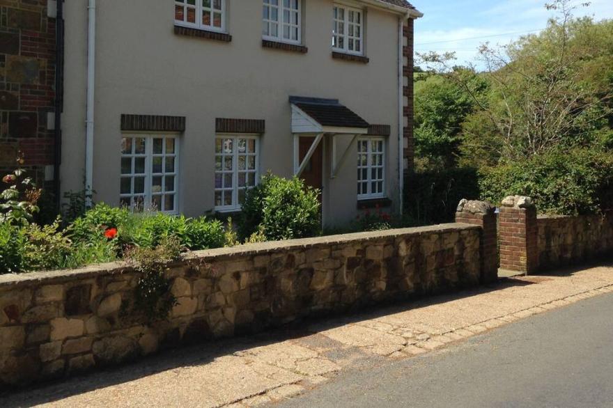 Spacious Self-Catering 4 Bedroom Holiday Cottage In The Isle Of Wight