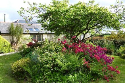 Set in gorgeous gardens & quiet countryside close to Mousehole and the sea