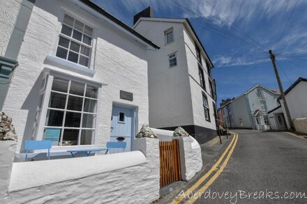 2 Bedroom, Pet Friendly Cottage, sleeps 4, Village centre of Aberdovey