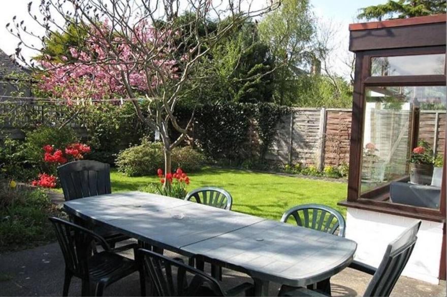 Woodcroft Holiday Cottage in Ayr is set within the lawned, west-facing garden