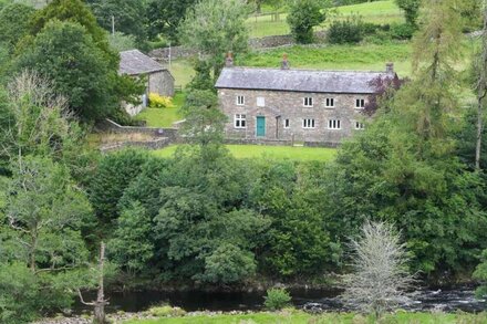 East Catholes Farmhouse, sleeps 8, secluded location 1 mile from Sedbergh