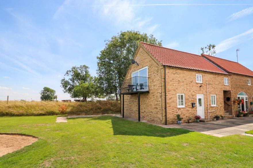 CARRINGTON COTTAGE, Pet Friendly, With A Garden In Lincoln