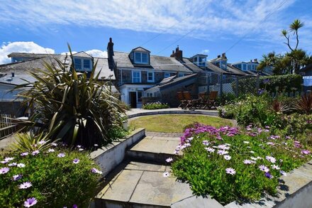 Fabulous 3 Bed Cottage With Private Parking And Garden Overlooking The Beach