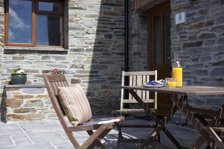 Beautiful dog friendly barn conversion for 4 near sandy beach and Padstow