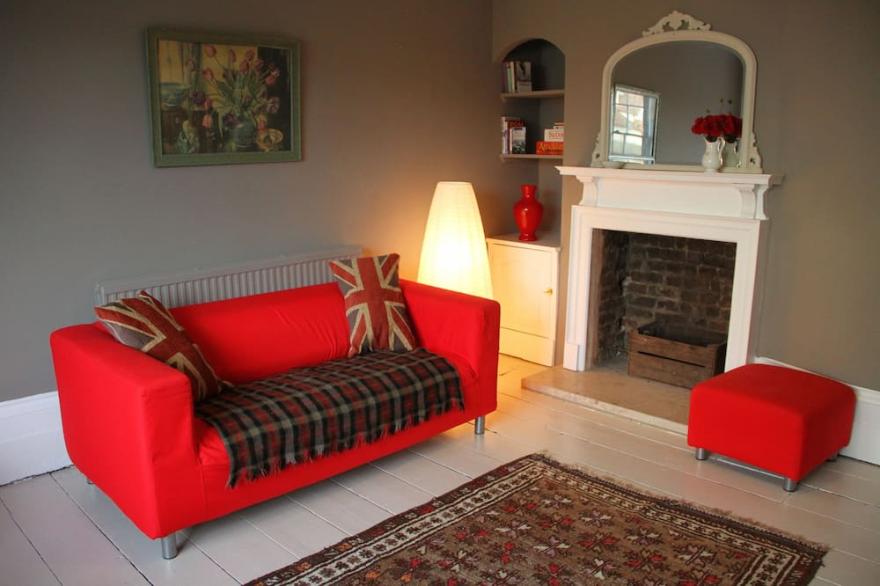 Beautiful Georgian Apartment Located In The Heart Of The Old Town