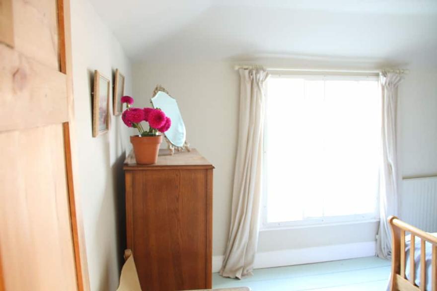 Beautiful Georgian Apartment Located In The Heart Of The Old Town