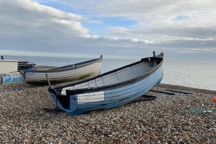 Charming Seaside Home, Full of Character (Old railway carriages) Pet Friendly,