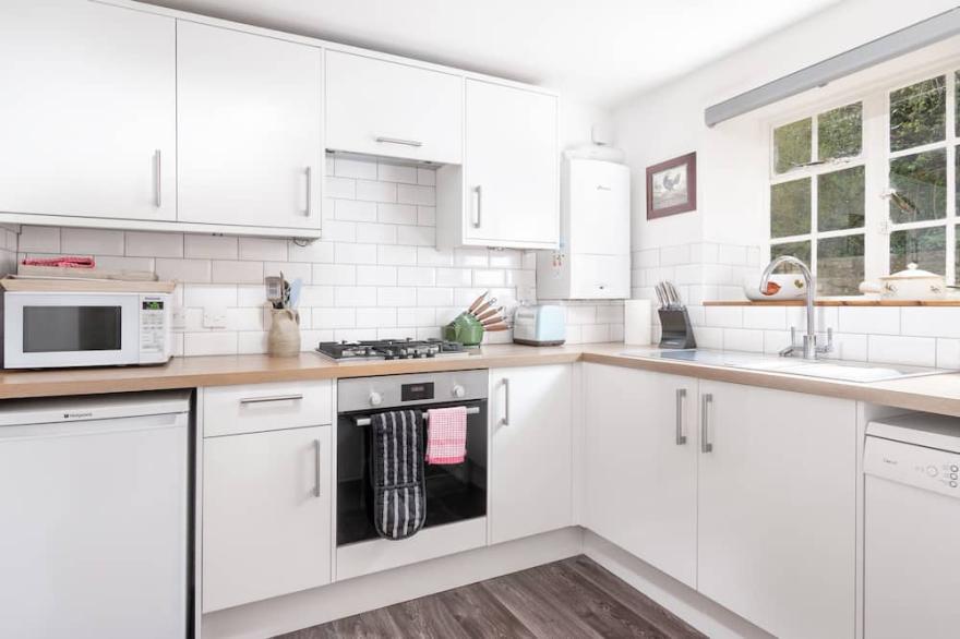The Old Stables. Sleeps 6, just 10mins from bath by train 15mins by car