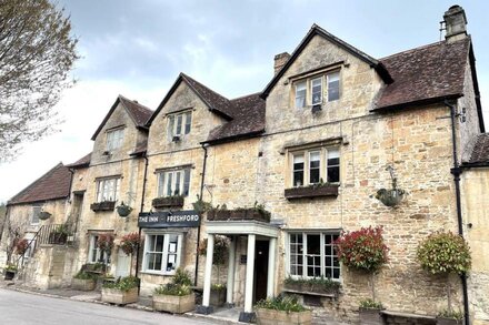 The Old Stables. Sleeps 6, just 10mins from bath by train 15mins by car