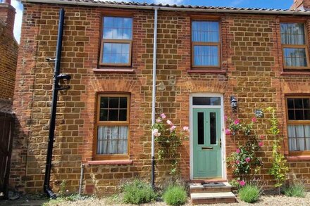 175yr Homely Norfolk Cottage, 15 min. walk to Beach, Dog friendly & parking