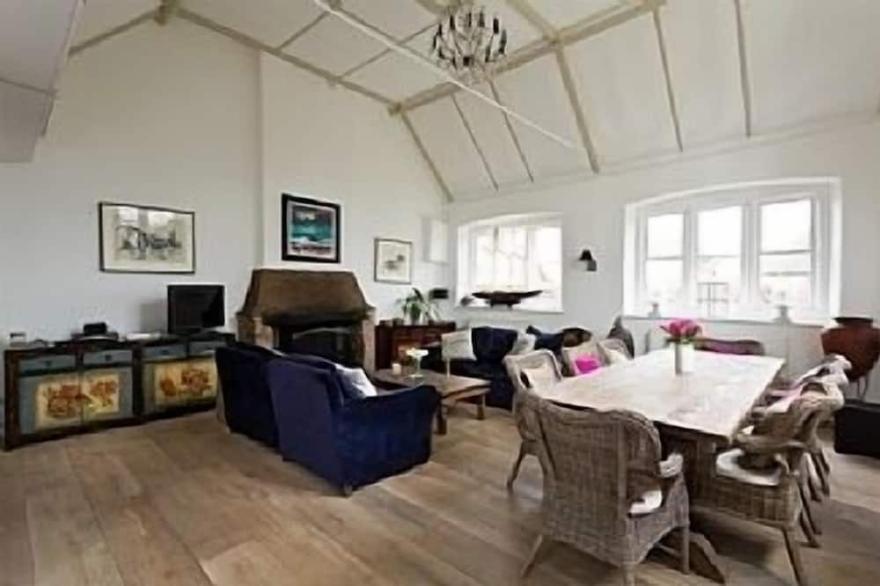 Beautiful Country House, Period Features, Modern Decor, Great Entertaining Space