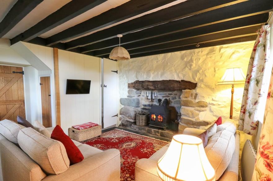 TY’N-Y-GRAIG, romantic, character holiday cottage in Fairbourne