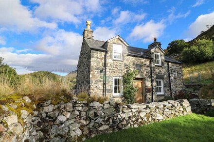 TY’N-Y-GRAIG, romantic, character holiday cottage in Fairbourne