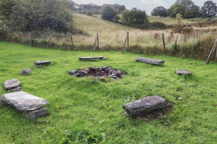 TYN LLWYN, pet friendly, with open fire in Eisingrug