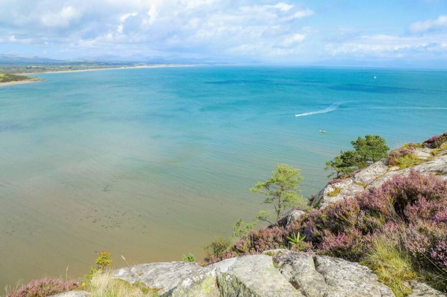 WATLANDS, pet friendly, character holiday cottage in Abersoch