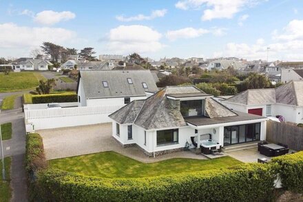 STUNNING CONTEMPORARY COASTAL HOLIDAY HOME WITH HOT TUB, SEA VIEWS AND PARKING