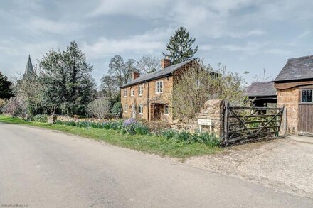 Church End Holiday Cottage in the Cotswolds I Sleeps 6