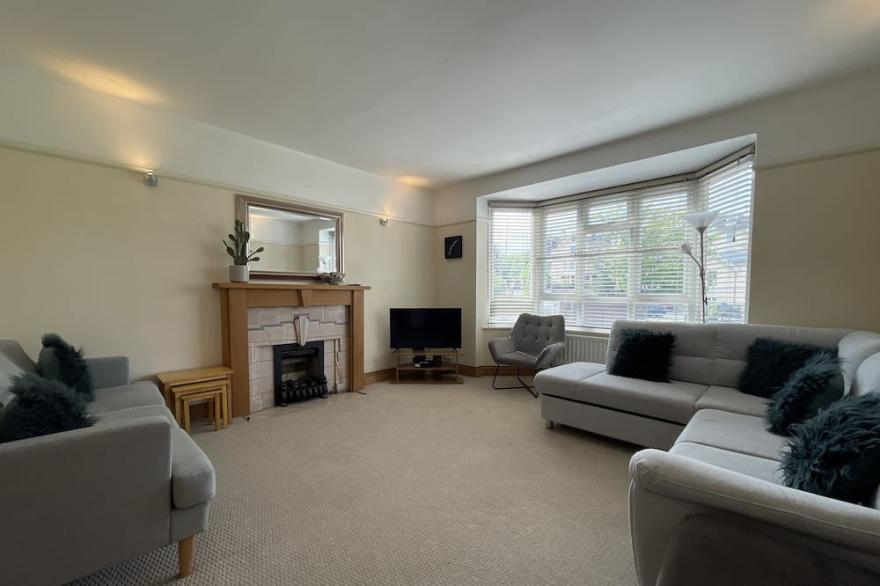 Town Centre 3 bed BIC | Parking Sleeps 9