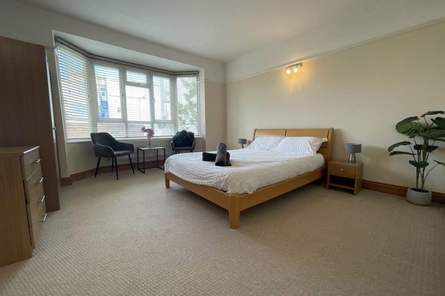 Town Centre 3 bed BIC | Parking Sleeps 9