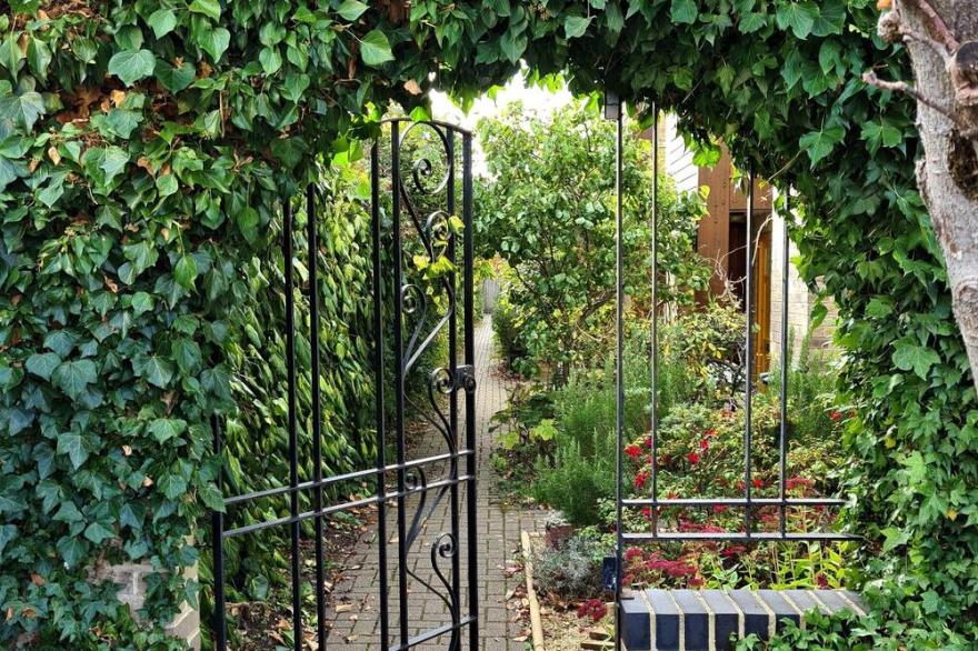 Pretty House In Oxford, Close To Shops And Other Facilities