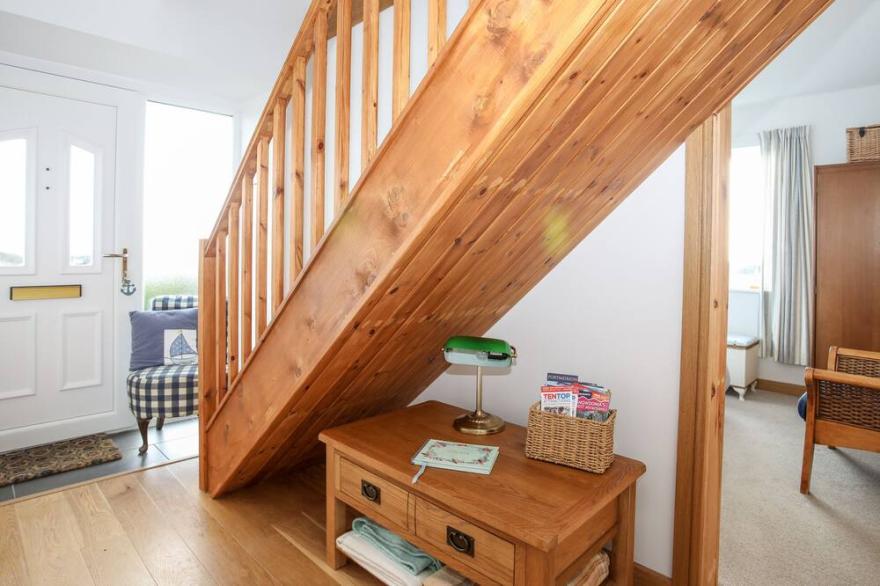 YR ORSEDD, pet friendly, with open fire in Llanfaethlu