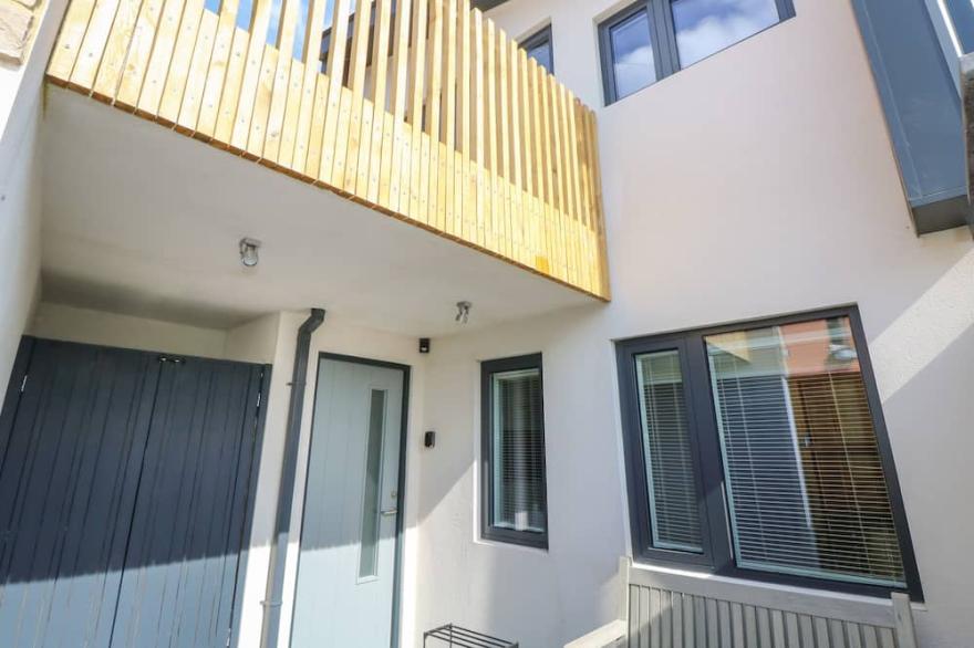 THE WORKSHOP, family friendly, character holiday cottage in Ventnor