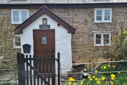 Upper Castlewright Cottage - spectacular views, historic gateway to Wales