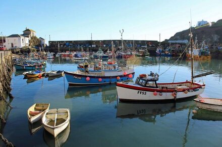 Lantern Cottage, Mevagissey - cosy 2 bedroom cottage with a lovely decking area.