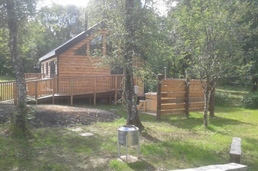Bluebell Cabin - Charming, Well Equipped Log Cabin with hot tub