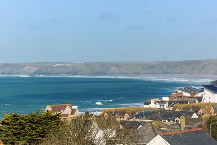 Luxury 2 bed, 2 bath house, central Newquay with balcony, parking and sea views.