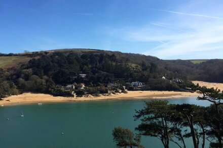 SMART BEACH RETREAT ON ISLAND STREET SALCOMBE WITH LARGE GARAGE