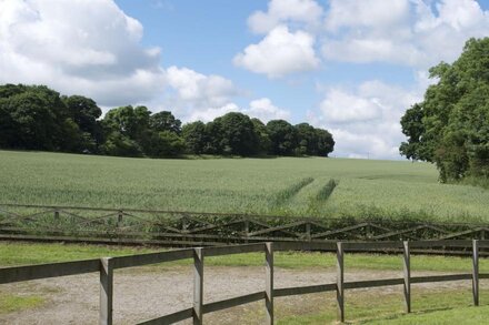 Cowslip Lodge Fantastic pet/family, river fishing and beautiful country side