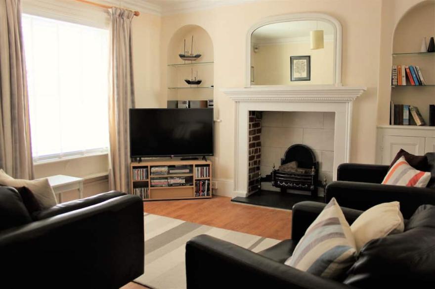 Close to Weymouth Harbour and Hope Square. 10 minutes walk to Weymouth beach.