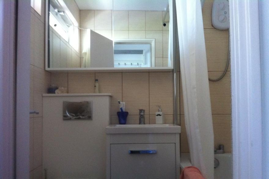 Bright and airy Canary Wharf One Bedroom Flat