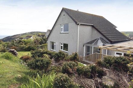 Rock Pools is a spacious detached house set in a quiet residential area in Gorran Haven