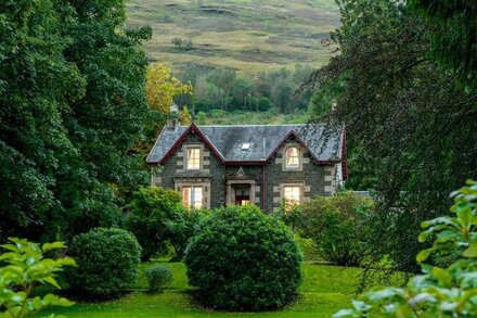 Victorian house, family & pet friendly, overlooking Loch Long, by Loch Lomond