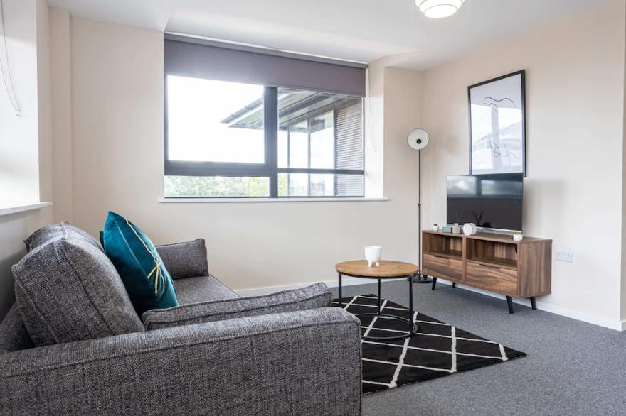 Contemporary 2 Bed Apartment, Salford