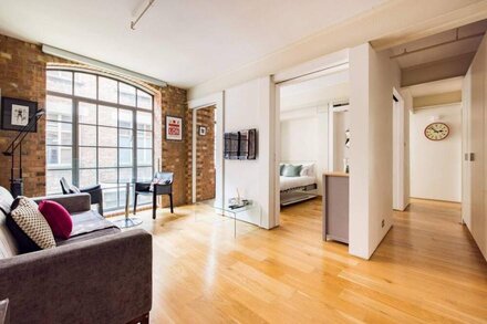 Central Soho Loft with A/C & Concierge