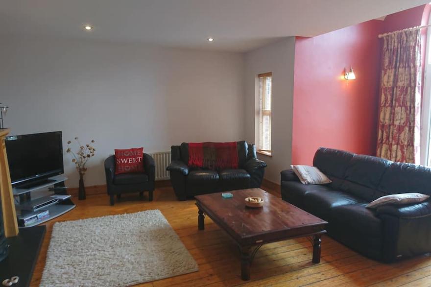 Spacious modern 5 bedroom House with Hot tub available