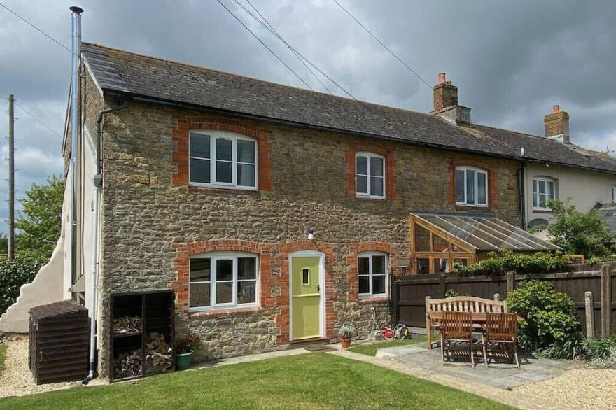 Traditional cottage with spacious enclosed garden close to Bridport & beaches