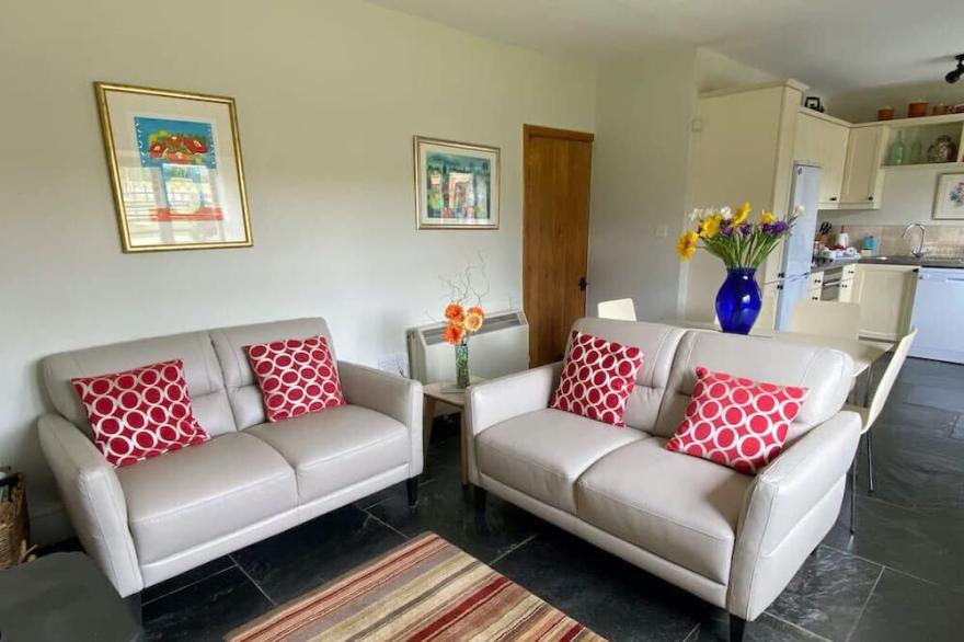 Traditional cottage with spacious enclosed garden close to Bridport & beaches