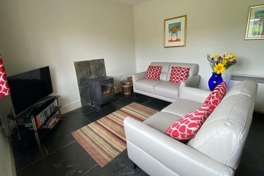 Traditional cottage with spacious enclosed garden close to Bridport & beaches