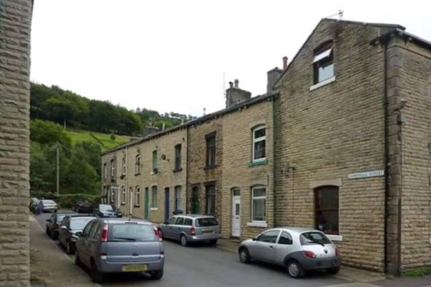 2 bedroom Victorian canal side terrace house.
