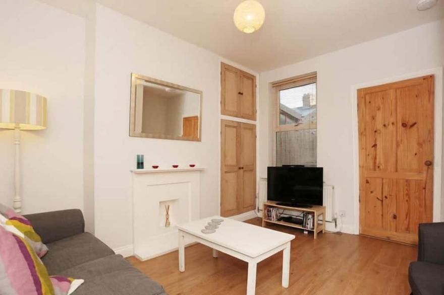 2 Bed House.15 minutes walk from City Centre.Free parking.Free WiFi.